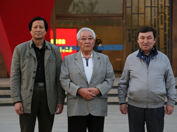 蒙古國前總理宮嘎·道爾基、現(xiàn)任議員巴克先生來華藝雕塑視察指導，并題字留念，及進行項目洽談合作等。傅紹相總經(jīng)理陪同參觀并向客人介紹雕塑藝術(shù)。