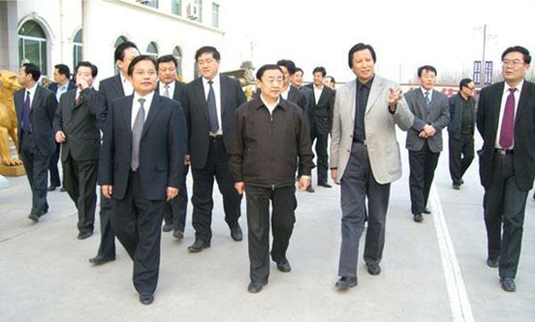 山東省委副書記、省長韓寓群、濰坊市委書記張新起一行蒞臨華藝雕塑參觀指導，傅紹相總經(jīng)理介紹雕塑藝術(shù)