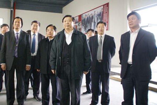 山東省委副書記、省長姜大明、副省長賈萬志、濰坊市委書記張新起等領(lǐng)導于2009年4月15日蒞臨華藝雕塑視察指導，總經(jīng)理傅紹相介紹雕塑藝術(shù)。