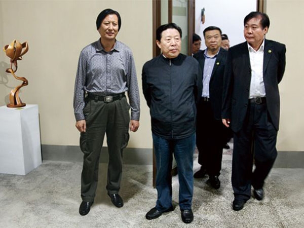 全國政協(xié)副主席、中國文聯(lián)主席孫家正在濰坊市政協(xié)主席趙興濤等領(lǐng)導陪同下參觀華藝雕塑坊茨小鎮(zhèn)雕塑館，孫主席對華藝雕塑給予高度評價，傅紹相總經(jīng)理介紹雕塑藝術(shù)