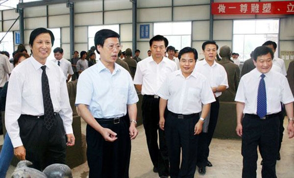 中央政治局常委、國務(wù)院副總理張高麗蒞臨華藝雕塑視察指導，傅紹相總經(jīng)理介紹雕塑藝術(shù)